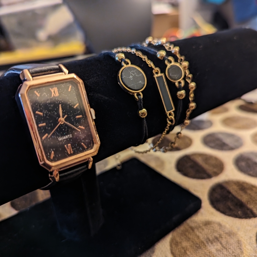 New Rectangle Quartz Watch & 4pcs/set Bracelet